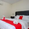 Отель RedDoorz Plus @ Alam Raya Hotel, фото 19