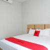 Отель RedDoorz Syariah near Mutiara SIS Al Jufrie Airport Palu 2, фото 18