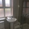 Отель 2 Bedroom Large First Floor Apartment with FREE Parking, фото 8