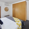 Отель Spacious Carlton 1 bedroom Apt With Secure Parking, фото 2
