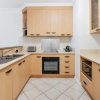 Отель Spacious 3-beds w Direct Access to Pool, фото 5