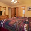 Отель Whispering Woods Lodge - Sleeps 6 2 Bedroom Home by RedAwning, фото 36