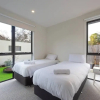 Отель Modern 3 Bedroom Getaway Next to Chadstone, фото 4