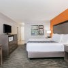 Отель La Quinta Inn & Suites by Wyndham Fredericksburg, фото 21