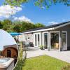 Отель Nice chalet with outdoor sauna and spa, in a holiday park, near the Veluwe, фото 12