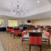 Отель Comfort Inn & Suites Near Six Flags & Medical Center, фото 21