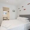 Отель Stylish Modern Studio, Queens Resid- Gym & Pool!! в Окленде