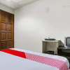 Отель OYO 90376 Centre Point Hotel, фото 48