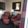 Отель Lakeshore Inn & Suites, фото 1