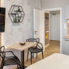 Отель Theatre 9 Apartment by Adrez Living, фото 11
