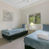 Отель Charming Noosa Heads Apartment; Laguna Bay Views - Unit 6 Taralla 18 Edgar Bennett Avenue, фото 3