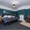 Отель Large 5 Bedroom Victorian House - Drive Way Parking, фото 13