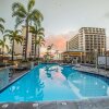 Отель Embassy Suites - Waikiki Beach Walk, фото 15