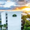 Отель La Quinta Inn & Suites by Wyndham Cocoa Beach Oceanfront в Какао-Биче