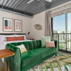 Отель Mid Main Lofts 7305 Designer Studio w Pool View Midtown, фото 7