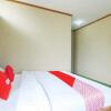 Отель OYO 90189 Roemah Kayoe, фото 12