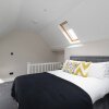Отель Skyvillion -4bed Cozy Cockfosters Apt Mins To Tube, фото 19