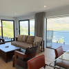 Отель Stunning Lakeview QT Holiday House, фото 21