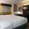 Отель Holiday Inn Express & Suites Burlington, an IHG Hotel, фото 32