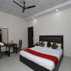 Отель OYO 11717 Gold Star Suits, фото 3