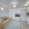 Отель Apartment 7 - 1 bedroom Sea front location - Step free access from rear - Free Parking, фото 2