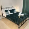 Отель Entire Beautiful 2 Bedroom House With Free Parking Manchester, фото 2