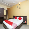 Отель OYO 10588 Hotel Golden Square, фото 17