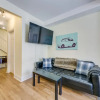 Отель Newly Decorated 2BR Yorkville Home, фото 17
