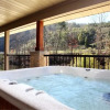 Отель River Memories 3 Bedroom Home with Hot Tub, фото 15