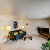 Отель 1 Br70's Inspired Comfy Condoclose to Broadmoor, фото 8