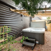 Отель Redlands Country Lodge Log Cabin Apartments & WeeBothy, фото 21