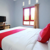 Отель OYO 572 Omah Gedongkuning Syariah Homestay, фото 16