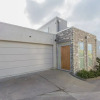 Отель Spacious High-Spec Luxury Home with Garage, фото 11