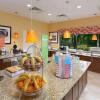 Отель Hampton Inn Fayetteville Fort Liberty, фото 11