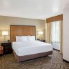 Отель La Quinta Inn & Suites by Wyndham Las Vegas Red Rock, фото 12