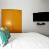 Отель Modern Apartment | Close To Everything | CozySuites, фото 4