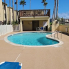 Отель Clean Updated Condo w/ pool 1/2 a block to Beach 2 Bedroom Home by RedAwning, фото 33