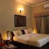 Отель OYO Rooms 025 Near Goverdhan Sagar Lake, фото 1