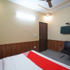Отель OYO 46922 Qlark White Palace, фото 18