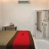 Отель RedDoorz Syariah @ Naffa Homestay, фото 4