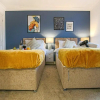 Отель Large 6 Bedroom House with Free Parking, Smart TV with Netflix, Fast Wifi, Air Hockey & Garden by Yo, фото 11