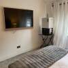 Отель Lovely 3-bed House in Potters Bar Jacuzzi & 75inch, фото 7