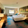 Отель Days Inn & Suites by Wyndham Wynne, фото 3