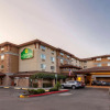Отель La Quinta Inn & Suites by Wyndham Vancouver, фото 1
