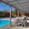 Отель Poolside Living 4 Bedroom Home by RedAwning, фото 9