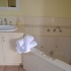 Отель Lorne Cottages Ocean Views - Log Fires & Spas, фото 5