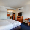 Отель Newport Channel Inn - Near Huntington State Beach, фото 29