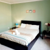 Отель Warm Cosy Family Home With Free Parking, фото 17