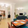 Отель Distinct & Decent 2 BDR Apt Steps From Nightlife and Airport, фото 12
