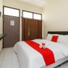 Отель RedDoorz @ Cangkring Street Cirebon, фото 17